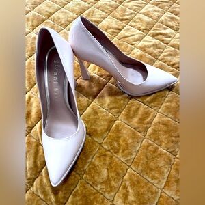 ✨ Gianni Bini ✨ Nude Pointed stow Heels - Size 7.5M
